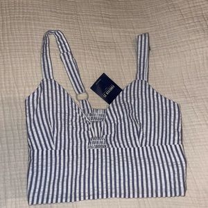 Never worn!!
Forever 21 Blue Striped Crop Top
Size S